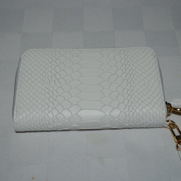 $125 New GiGi New York White Croc Embossed Leather Wristlet Wallet - Picture 4 of 6